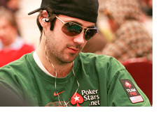 Jason Mercier in a green shirt - Shooting_Star_2010/10K_Day_1a Tournament