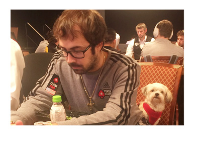 Photo of Jason Mercier and his pet dog at the WSOP 2016 - Shot by Felipe Mojave via Twitter