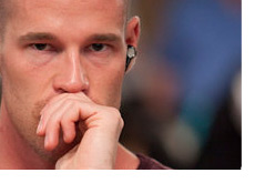 Poker Face - Patrik Antonius is in the zone - Listening to music at the table