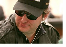 Phil Hellmuth looks to the side - Another close finish at the World Series of Poker