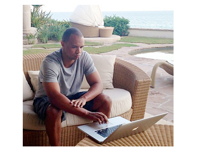 Phil Ivey - Cabo San Lucas - Playing Poker on Mac Laptop