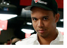 -- Phil Ivey smiling --