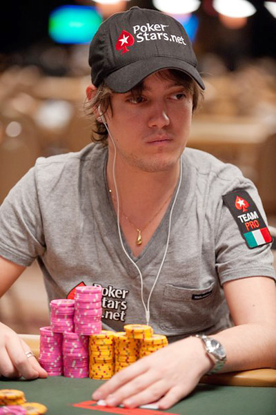 Dario Minieri sporting a Pokerstars.net Hat and Italy Team Pro badge