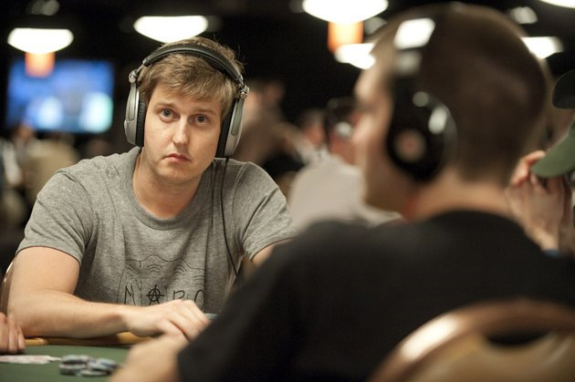 Erik Sagstrom - din fru - at the WSOP 2010 - With headphones on