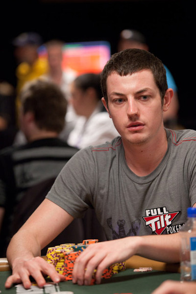 Tom Dwan at the World Series of Poker 2010 - Wearing a gray Full Tilt t-shirt